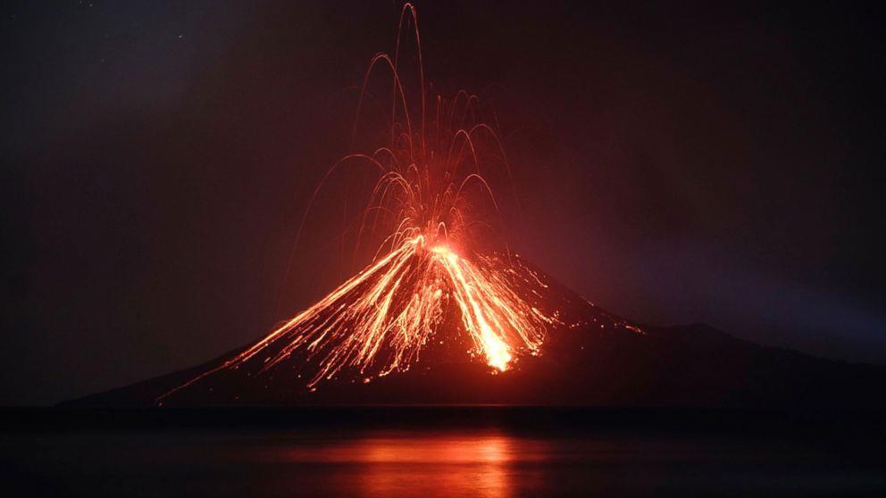 فيديو ثوران بركان كراكاتوا فى إندونيسيا