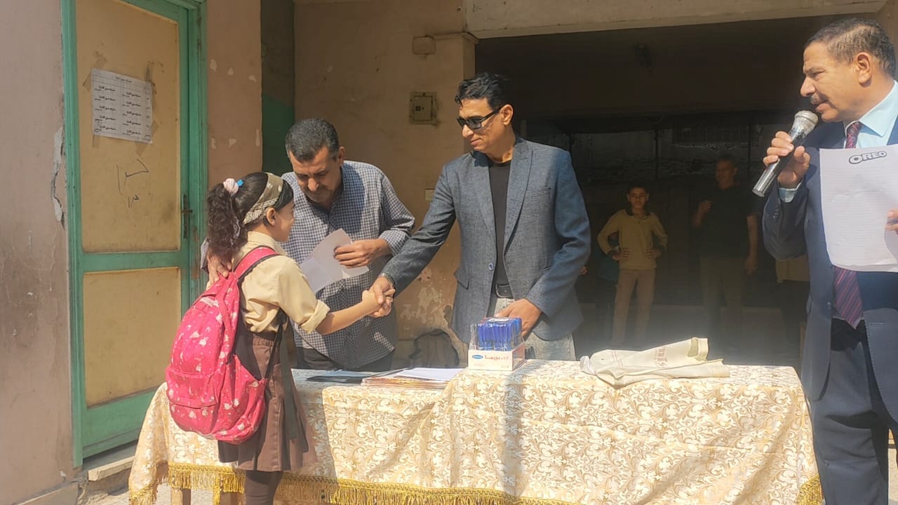 توزيع جوائز مسابقة القرآن الكريم بمدرسة الشهيد محمد عبد العظيم الابتدائية رقم 2 بإدارة المعصرة