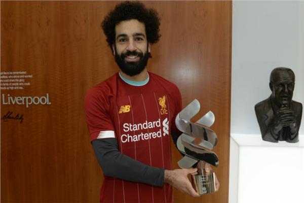 محمد صلاح يرفع جائز أفضل لاعب فى يناير