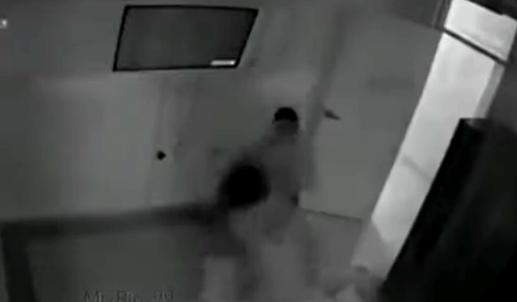 فيديو رجل يقتل زوجته بسبب الخيانة