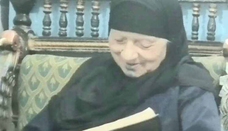 محمود حسين يرثي والدة محمود وحيد
