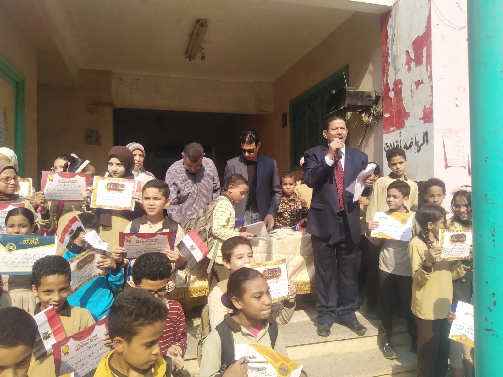 توزيع جوائز مسابقة القرآن الكريم بمدرسة الشهيد محمد عبد العظيم الابتدائية رقم 2 بإدارة المعصرة